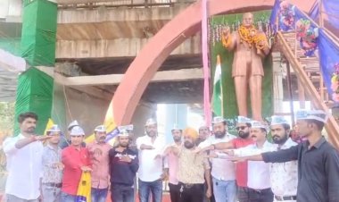 अंबेडकर जी को माल्यार्पण कर  संविधान बचाओ , तानाशाही हटाओ का संकल्प लिया.. 