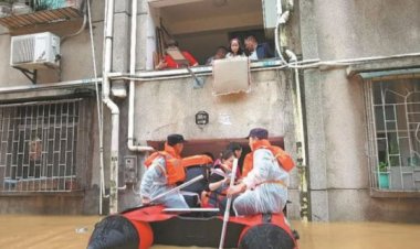 चीन में बाढ़: हज़ारों लोगों को घरों से निकालकर सुरक्षित जगहों पर पहुंचाया गया