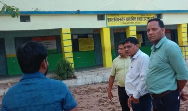 आयुक्त ने किया मतदान केंद्रों का निरीक्षण, मतदान केंद्रों में पर्याप्त व्यवस्था के दिए निर्देश