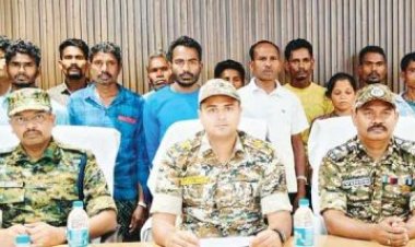 पीएलजीए बटालियन सदस्य व एलओएस कमांडर सहित 16 नक्सलियों का समर्पण