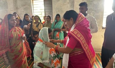 सैकड़ों युवाओं और महिलाओं ने किया कांग्रेस प्रवेश, कांग्रेस प्रत्याशी राजेंद्र साहू की धर्मपत्नी राधिका साहू ने कांग्रेसी गमछा पहनाकर किया स्वागत..