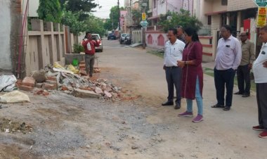 बारिश से पूर्व की तैयारी, नोटिस के बाद भी नाली से नहीं हटाया भवन निर्माण सामाग्री, निगम ने किया जब्त