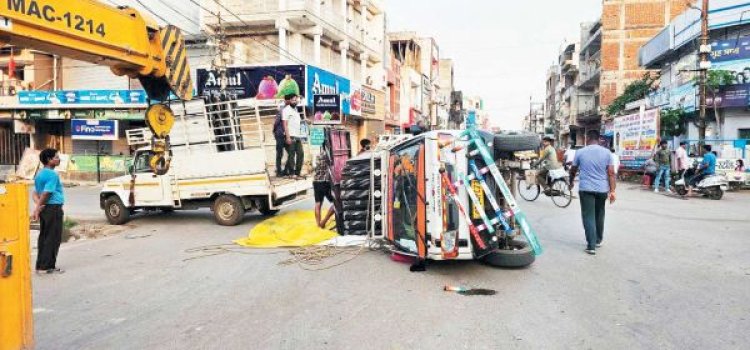 तेज रफ्तार पिकअप पलटी, बड़ा हादसा टला