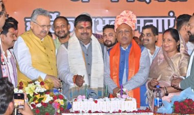 विधायक गजेंद्र को जन्मदिन पर आशीष देने पहुँचे मुख्यमंत्री और विस अध्यक्ष