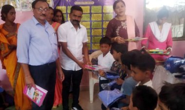 तिलक लगाकर पहले स्वागत, फिर गणवेश और पुस्तक का वितरण  