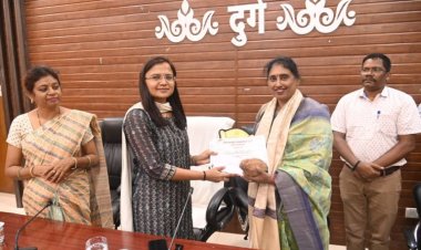 कलेक्टोरेट दुर्ग में पदस्थ 04 महिला कर्मचारी हुए सेवानिवृत्त