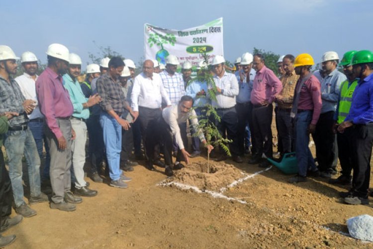 वृक्षारोपण कर प्रकृति के प्रति संरक्षण का संदेश दिया...