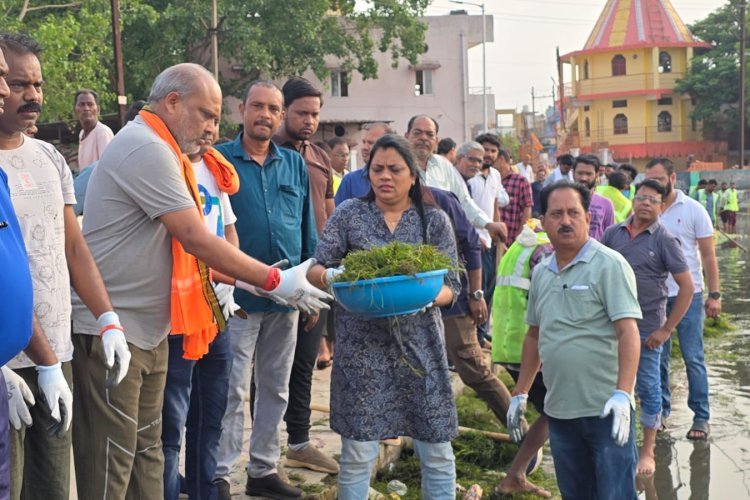 अभियान कैच द रैन:तालाब की सफाई के लिए विधायक&आयुक्त ने बढ़ाया हाथ, सफाई के बाद लगाए पौधें  