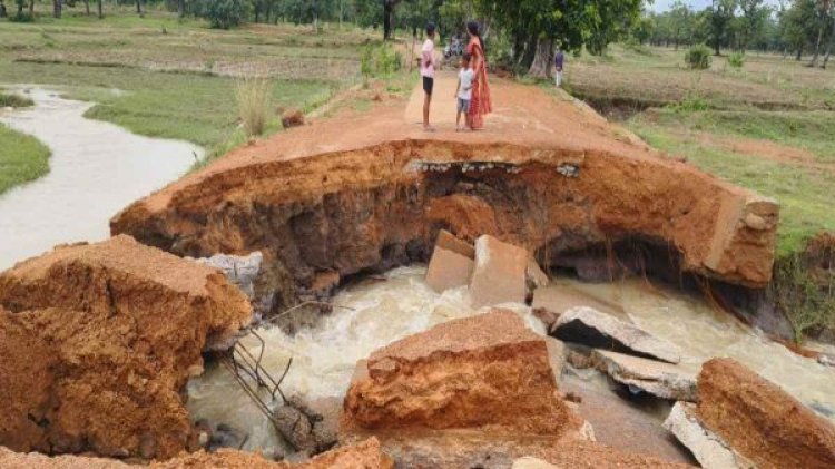 CG NEWS : पहली बारिश में ही जिला प्रशासन की खुली पोल, दो गांवों को जोड़ने वाला पुल बहा, ग्रामीणों का आवागमन बंद