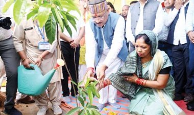 एक पेड़ मां के नाम : मां के सम्मान में रुद्राक्ष का पौधा रोपा सीएम ने