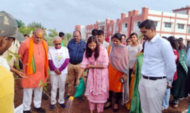 एक पेड़ मां के नाम’ लगाने के आह्वान पर वृक्षारोपण 