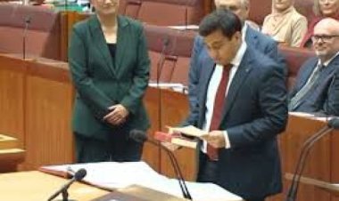 ब्रितानी संसद में हाथ में गीता लेकर शपथ लेने वाला ये सांसद कौन है?