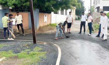 सडक़ों के डामरीकरण में गुणवत्ता की कमी देख भडक़े निगम के लोनिवि प्रभारी शफी अहमद