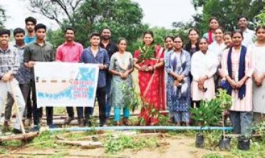 नवापारा चर्च में पैरिश यूथ ग्रुप ने रोपे पौधे, देखभाल की शपथ