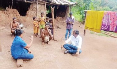 पहाड़ी कोरवा बस्ती पहुंचे बीईओ, पालकों से की बात