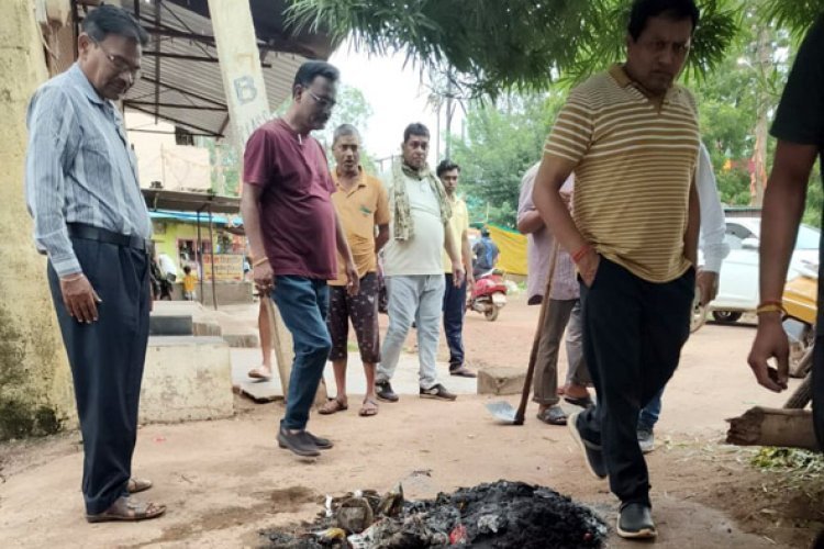 सफाई व्यवस्था का निरीक्षण करने पहुंचे कमिश्नर, कहा सड़क किनारे नही होना चाहिए कचरे का ढेर