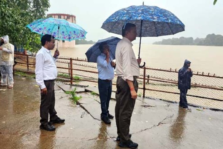 संभाग आयुक्त श्री राठौर ने शिवनाथ नदी में बाढ़ की स्थिति का लिया जायजा