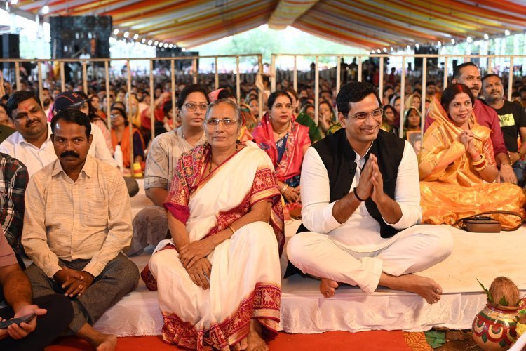 श्री शिव महापुराण कथा सुनने माता के साथ पहुंचे विधायक देवेंद्र