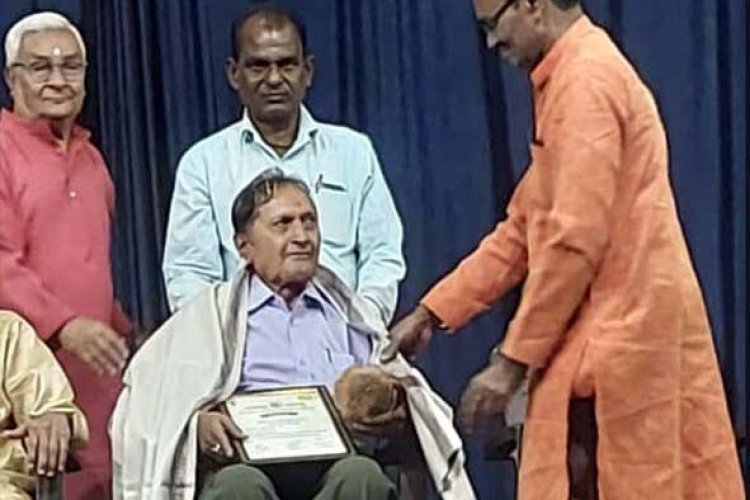 गुरुओं के पैर धोकर किया पूजन और लिया आशीर्वाद