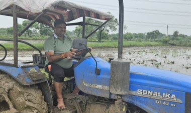 विधायक गजेंद्र यादव पहुंचे खेत, ट्रैक्टर चलाकर की मताई