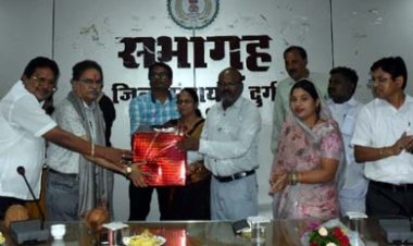 जिला पंचायत में सेवानिवृत्त दो कर्मचारी को दी बिदाई