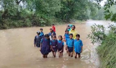 बारिश से नदी-नाले उफान पर : पुल की मांग अब तक पूरा नहीं, नदी में बहने से 15 दिन में 10 लोगों की हो चुकी मौत