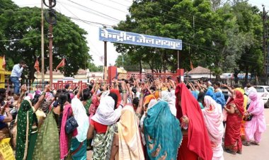 विधायक भाई को राखी बांधने सैकड़ों की संख्या में जेल पहुंची भिलाई की महिलाएं 