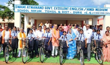 विधायक ललित चंद्राकर ने नवमी कक्षा के छात्राओं को किया साईकिल वितरण,  बच्चों के चेहरे में दिखी खुशी..