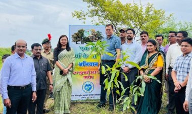 एक पेड़ मां के नाम अभियान के तहत संभाग आयुक्त एवं कलेक्टर ने किया वृक्षारोपण 