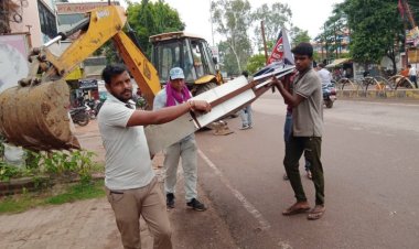 सड़क किनारे लगे 70 से अधिक अवैध साइन बोर्ड को किया जब्त 