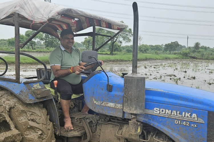 विधायक गजेंद्र यादव पहुंचे खेत, ट्रैक्टर चलाकर की मताई
