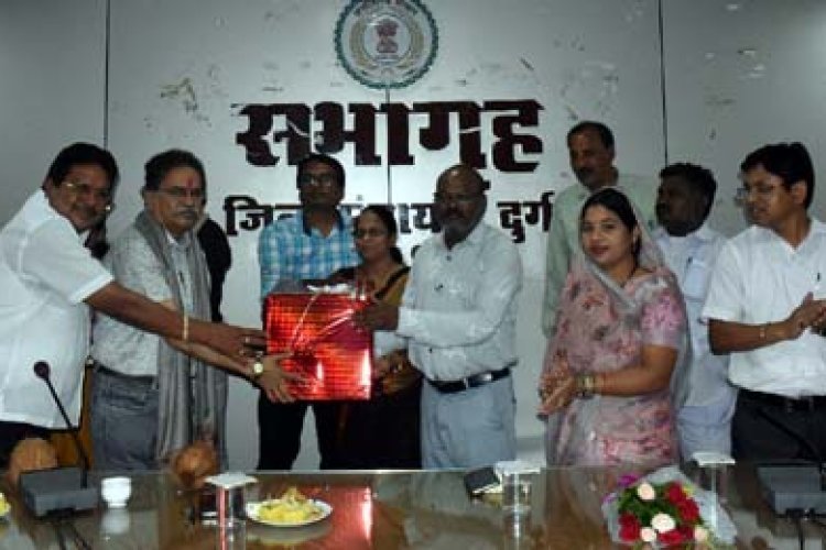 जिला पंचायत में सेवानिवृत्त दो कर्मचारी को दी बिदाई