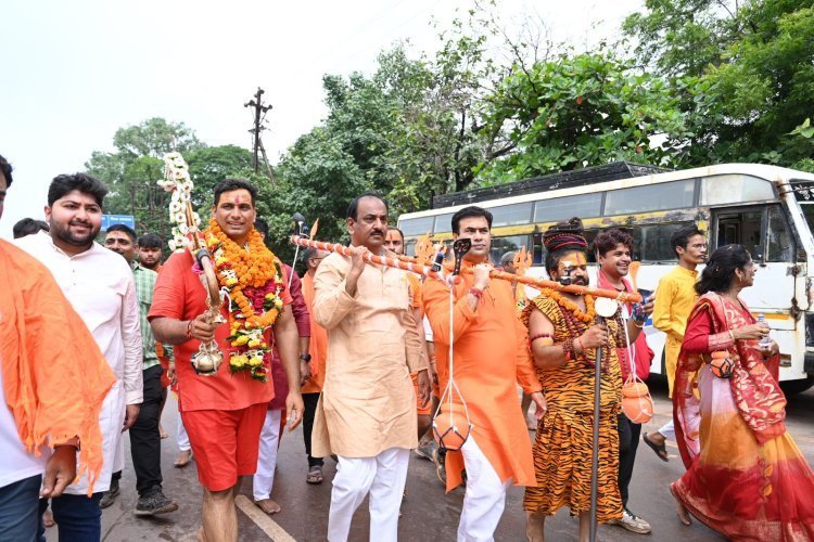 हजारों भक्तों के साथ कांवड़ में शिवनाथ का जल लेकर निकले विधायक देवेंद्र यादव,प्राचीन मंदिर देव बलौदा में चढ़ाएंगे जल