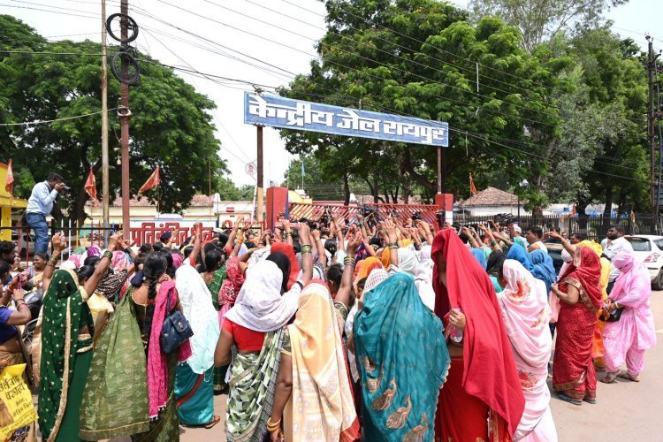 विधायक भाई को राखी बांधने सैकड़ों की संख्या में जेल पहुंची भिलाई की महिलाएं 