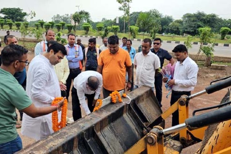 औद्योगिक नगर का सड़क होगा डामरीकरण, विधायक गजेंद्र एवं महापौर ने किया भूमिपूजन