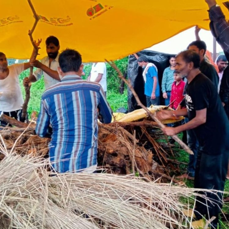 मुरैना में तिरपाल के नीचे अंतिम संस्कार:यहां मुर्दों को जलाना बड़ी समस्या, बारिश में  तिरपाल के नीचे अंतिम संस्कार कर रहे ग्रामीण