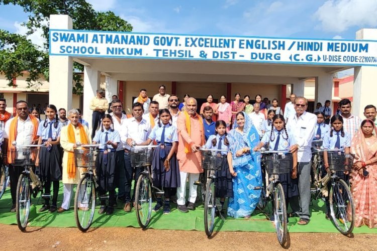 विधायक ललित चंद्राकर ने नवमी कक्षा के छात्राओं को किया साईकिल वितरण,  बच्चों के चेहरे में दिखी खुशी..