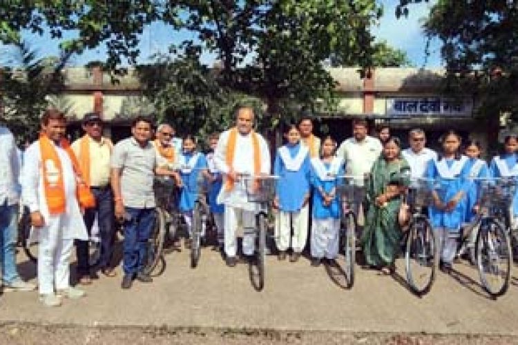 शा. हायर सेकेंडरी स्कूल रसमडा, गनियारी बोरई, स्वामी आत्मानंद शासकीय उच्चतर माध्यमिक विद्यालय नगपुरा में 119 बच्चों को सायकल वितरण किया