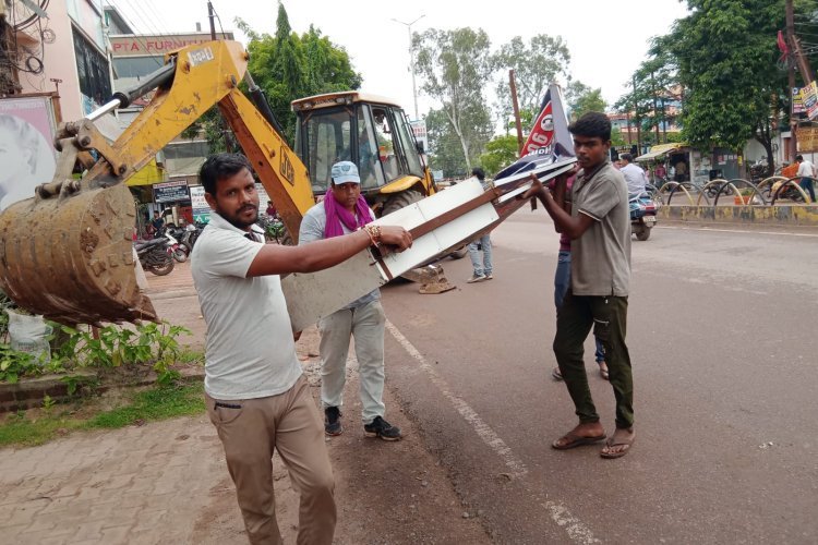 सड़क किनारे लगे 70 से अधिक अवैध साइन बोर्ड को किया जब्त 