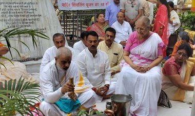 इंदौर में देवी अहिल्या की 229वीं पुण्यतिथि पर आयोजन:सदगुरु अण्णा महाराज और सैकड़ों भक्तों ने राजबाड़ा पर किया 2748 पार्थिव शिवलिंगों का पूजन-अभिषेक