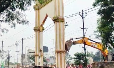 सैलानी दरबार के अवैध कब्जों पर चला निगम का बुलडोजर