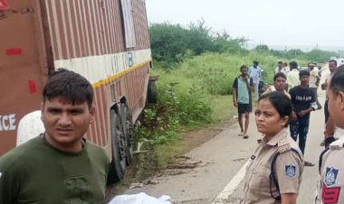 खेरेवाले हनुमान मंदिर के पुजारी को कंटेनर ने कुचला:मौके पर मौत, गुस्साए ग्रामीणों ने किया चक्काजाम, दूध लेने हाईवे पर खड़े थे पुजारी