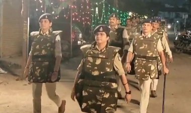 सभी थाना क्षेत्रों में पुलिस ने निकाला फ्लैग मार्च:SP और ASP मंडीदीप में हुआ शामिल, एसडीओपी भी पुलिसकर्मियों के साथ कदमताल करते निकले