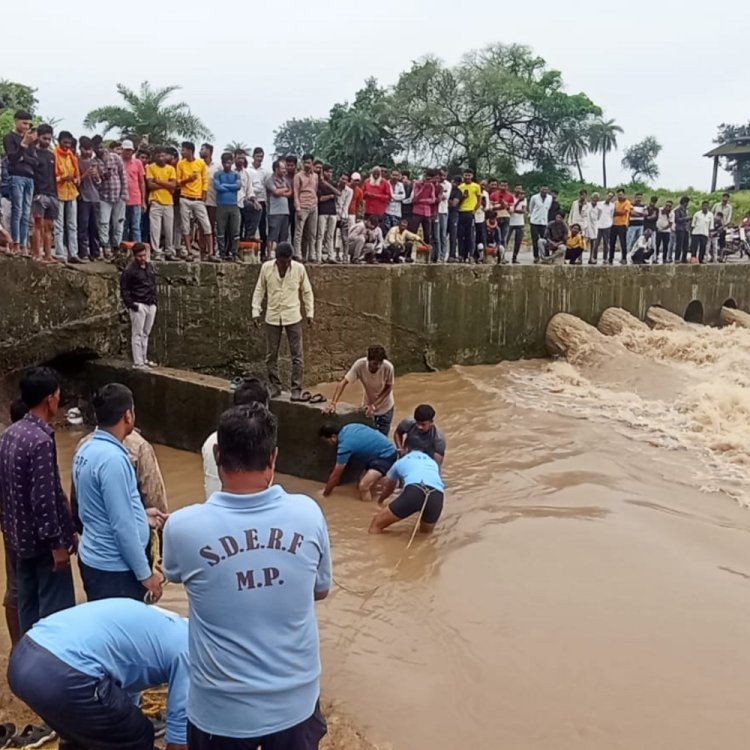 रतलाम में नदीं में बाइक समेत बह गए दो व्यक्ति:एक का शव मिला, दूसरे की तलाश जारी