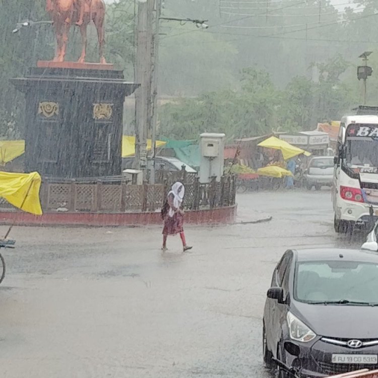 ऑरेंज अलर्ट के बाद जिले के स्कूलों में अवकाश घोषित:स्ट्राग सिस्टम के कारण गंधवानी, कुक्षी और बाग जैसे इलाकों में 4-5 इंच तक बारिश