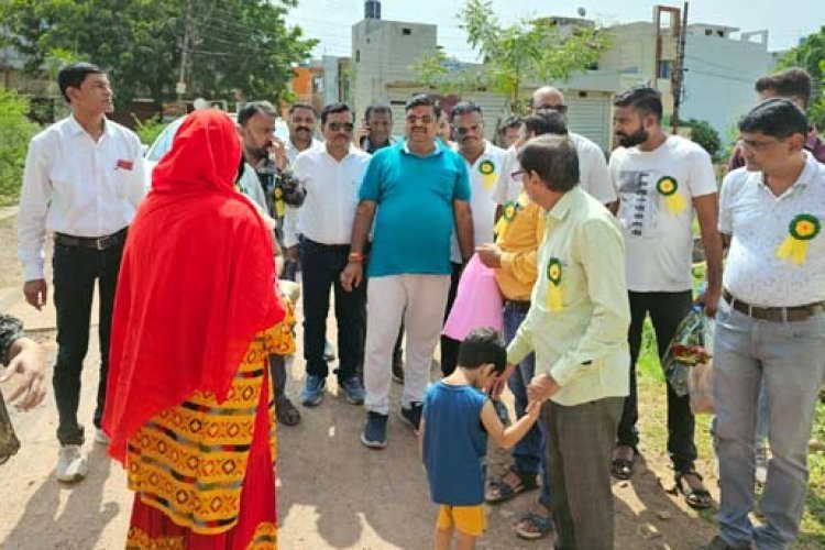 जयंती नगर पहुँचे विधायक गजेंद्र यादव से नागरिकों सड़क नाली बनाने मांग किये