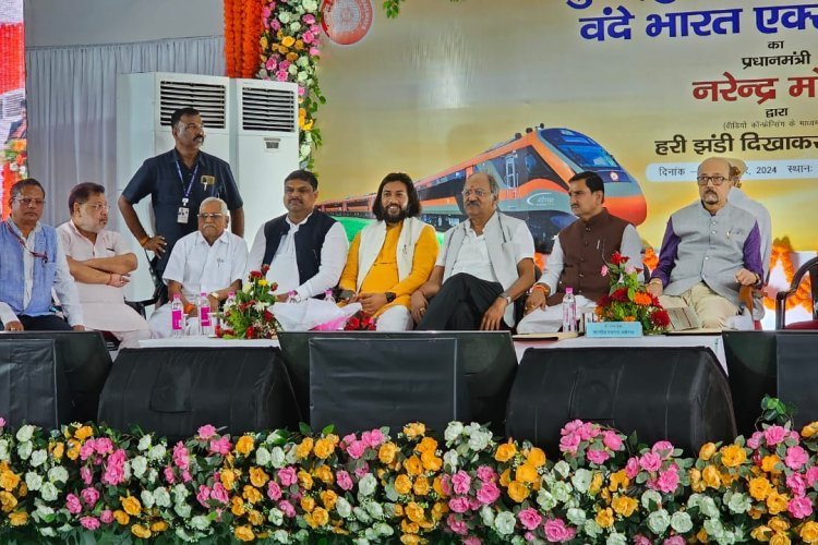 वंदे भारत के शुभारंभ में पहुँचे विधायक गजेंद्र यादव & राज्यपाल, सांसद के साथ हरी झंडी दिखाकर रवाना किये