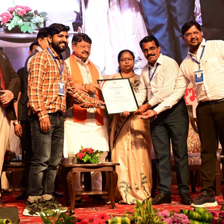 स्वनिधि से समृद्धि कार्यक्रम में गुना दूसरे नंबर पर:भोपाल में नगरीय प्रशासन मंत्री ने किया सम्मान; CMO तेज सिंह ने प्राप्त किया पुरस्कार