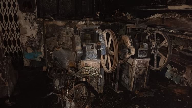 Durg: सोने चांदी की फैक्ट्री में तबाही, इलेक्ट्रिक स्कूटर चार्जिग से लगी आग, तीन लोग फंसे, करोड़ों का नुकसान