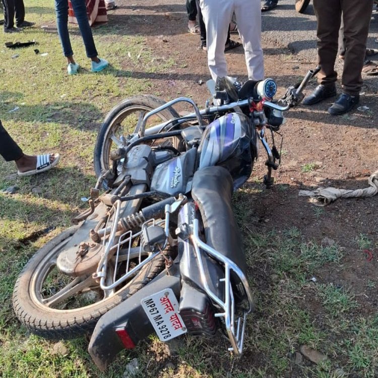 कार की टक्कर से 40 वर्षीय महिला की मौत:बाइक चला रहा 18 वर्षीय युवक घायल, माता-पिता से मिलने मायके आई थी महिला